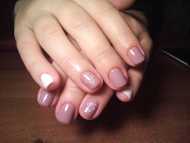 Manikürcü onu mükemmel bir manikürcüye dönüştürdü. Ellerinde cilalı jöle vardı ve müşteri mutluydu.