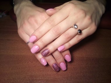 Manikürcü onu mükemmel bir manikürcüye dönüştürdü. Ellerinde cilalı jöle vardı ve müşteri mutluydu.