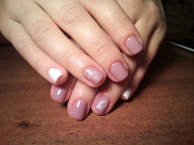 Manikürcü onu mükemmel bir manikürcüye dönüştürdü. Ellerinde cilalı jöle vardı ve müşteri mutluydu.