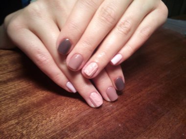 Manikürcü onu mükemmel bir manikürcüye dönüştürdü. Ellerinde cilalı jöle vardı ve müşteri mutluydu.