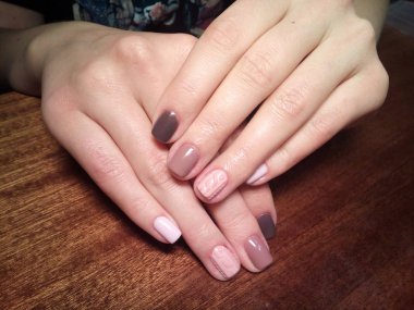 Manikürcü onu mükemmel bir manikürcüye dönüştürdü. Ellerinde cilalı jöle vardı ve müşteri mutluydu.