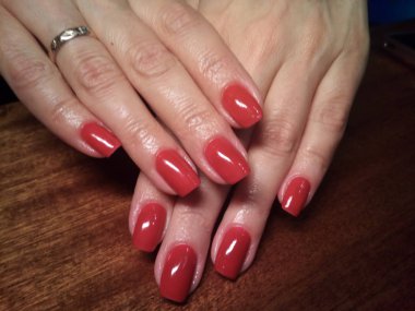 Manikürcü onu mükemmel bir manikürcüye dönüştürdü. Ellerinde cilalı jöle vardı ve müşteri mutluydu.