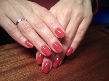 Manikürcü onu mükemmel bir manikürcüye dönüştürdü. Ellerinde cilalı jöle vardı ve müşteri mutluydu.