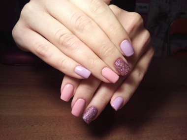 Manikürcü onu mükemmel bir manikürcüye dönüştürdü. Ellerinde cilalı jöle vardı ve müşteri mutluydu.