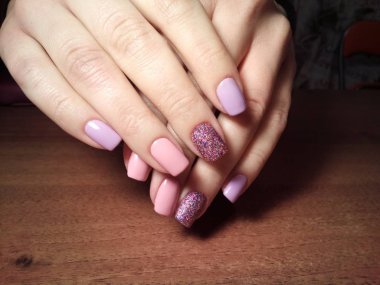 Manikürcü onu mükemmel bir manikürcüye dönüştürdü. Ellerinde cilalı jöle vardı ve müşteri mutluydu.