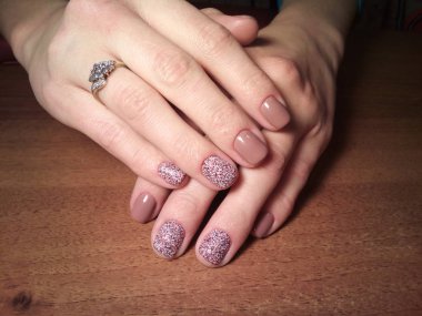 Manikürcü onu mükemmel bir manikürcüye dönüştürdü. Ellerinde cilalı jöle vardı ve müşteri mutluydu.