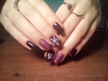 Manikürcü onu mükemmel bir manikürcüye dönüştürdü. Ellerinde cilalı jöle vardı ve müşteri mutluydu.