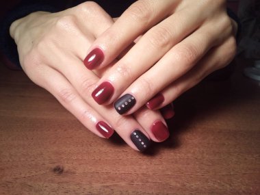 Manikürcü onu mükemmel bir manikürcüye dönüştürdü. Ellerinde cilalı jöle vardı ve müşteri mutluydu.