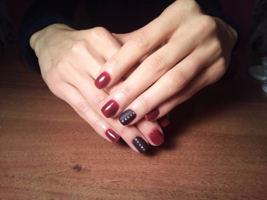 Manikürcü onu mükemmel bir manikürcüye dönüştürdü. Ellerinde cilalı jöle vardı ve müşteri mutluydu.