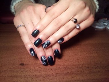 Manikürcü onu mükemmel bir manikürcüye dönüştürdü. Ellerinde cilalı jöle vardı ve müşteri mutluydu.