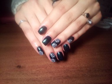 Manikürcü onu mükemmel bir manikürcüye dönüştürdü. Ellerinde cilalı jöle vardı ve müşteri mutluydu.