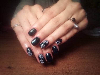 Manikürcü onu mükemmel bir manikürcüye dönüştürdü. Ellerinde cilalı jöle vardı ve müşteri mutluydu.