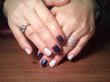 Manikürcü onu mükemmel bir manikürcüye dönüştürdü. Ellerinde cilalı jöle vardı ve müşteri mutluydu.