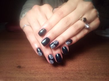 Manikürcü onu mükemmel bir manikürcüye dönüştürdü. Ellerinde cilalı jöle vardı ve müşteri mutluydu.