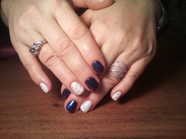 Manikürcü onu mükemmel bir manikürcüye dönüştürdü. Ellerinde cilalı jöle vardı ve müşteri mutluydu.