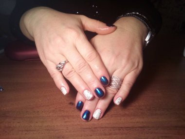 Manikürcü onu mükemmel bir manikürcüye dönüştürdü. Ellerinde cilalı jöle vardı ve müşteri mutluydu.