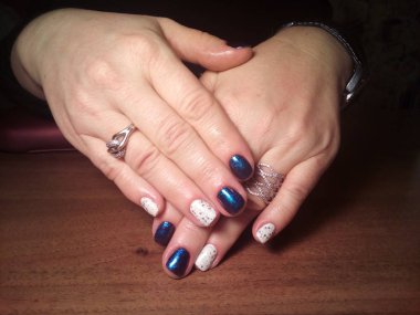 Manikürcü onu mükemmel bir manikürcüye dönüştürdü. Ellerinde cilalı jöle vardı ve müşteri mutluydu.