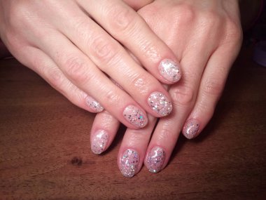 Manikürcü onu mükemmel bir manikürcüye dönüştürdü. Ellerinde cilalı jöle vardı ve müşteri mutluydu.