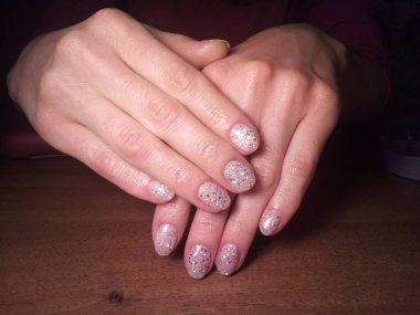 Manikürcü onu mükemmel bir manikürcüye dönüştürdü. Ellerinde cilalı jöle vardı ve müşteri mutluydu.