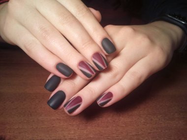 Manikürcü onu mükemmel bir manikürcüye dönüştürdü. Ellerinde cilalı jöle vardı ve müşteri mutluydu.