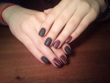 Manikürcü onu mükemmel bir manikürcüye dönüştürdü. Ellerinde cilalı jöle vardı ve müşteri mutluydu.