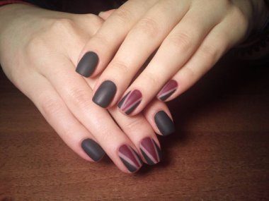 Manikürcü onu mükemmel bir manikürcüye dönüştürdü. Ellerinde cilalı jöle vardı ve müşteri mutluydu.