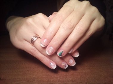 Manikürcü onu mükemmel bir manikürcüye dönüştürdü. Ellerinde cilalı jöle vardı ve müşteri mutluydu.