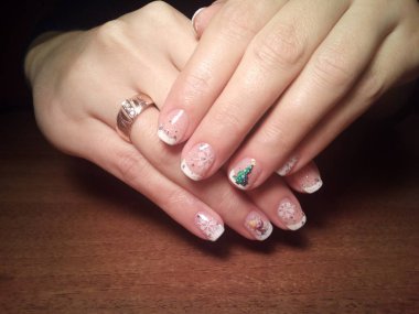 Manikürcü onu mükemmel bir manikürcüye dönüştürdü. Ellerinde cilalı jöle vardı ve müşteri mutluydu.