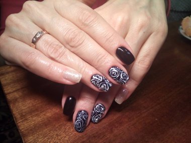 Manikürcü onu mükemmel bir manikürcüye dönüştürdü. Ellerinde cilalı jöle vardı ve müşteri mutluydu.