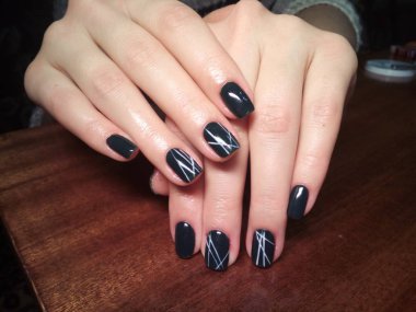 Manikürcü onu mükemmel bir manikürcüye dönüştürdü. Ellerinde cilalı jöle vardı ve müşteri mutluydu.