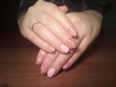 Manikürcü onu mükemmel bir manikürcüye dönüştürdü. Ellerinde cilalı jöle vardı ve müşteri mutluydu.