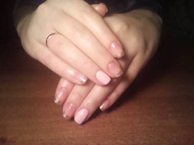 Manikürcü onu mükemmel bir manikürcüye dönüştürdü. Ellerinde cilalı jöle vardı ve müşteri mutluydu.