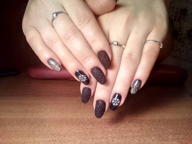 Manikürcü onu mükemmel bir manikürcüye dönüştürdü. Ellerinde cilalı jöle vardı ve müşteri mutluydu.