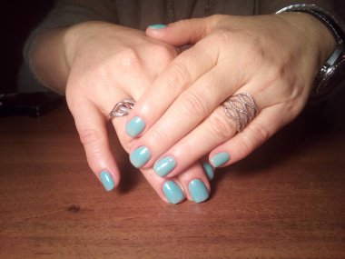 Manikürcü onu mükemmel bir manikürcüye dönüştürdü. Ellerinde cilalı jöle vardı ve müşteri mutluydu.