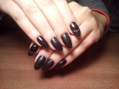 Manikürcü onu mükemmel bir manikürcüye dönüştürdü. Ellerinde cilalı jöle vardı ve müşteri mutluydu.