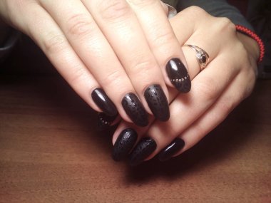 Manikürcü onu mükemmel bir manikürcüye dönüştürdü. Ellerinde cilalı jöle vardı ve müşteri mutluydu.