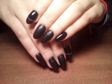 Manikürcü onu mükemmel bir manikürcüye dönüştürdü. Ellerinde cilalı jöle vardı ve müşteri mutluydu.