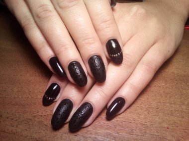 Manikürcü onu mükemmel bir manikürcüye dönüştürdü. Ellerinde cilalı jöle vardı ve müşteri mutluydu.