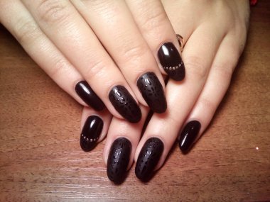 Manikürcü onu mükemmel bir manikürcüye dönüştürdü. Ellerinde cilalı jöle vardı ve müşteri mutluydu.