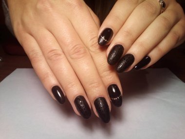 Manikürcü onu mükemmel bir manikürcüye dönüştürdü. Ellerinde cilalı jöle vardı ve müşteri mutluydu.