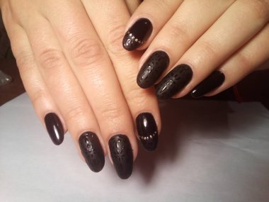 Manikürcü onu mükemmel bir manikürcüye dönüştürdü. Ellerinde cilalı jöle vardı ve müşteri mutluydu.