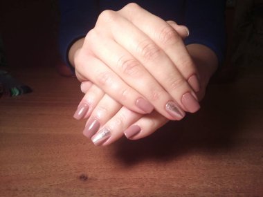 Manikürcü onu mükemmel bir manikürcüye dönüştürdü. Ellerinde cilalı jöle vardı ve müşteri mutluydu.