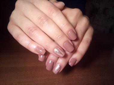 Manikürcü onu mükemmel bir manikürcüye dönüştürdü. Ellerinde cilalı jöle vardı ve müşteri mutluydu.