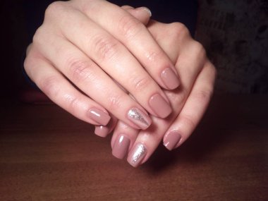 Manikürcü onu mükemmel bir manikürcüye dönüştürdü. Ellerinde cilalı jöle vardı ve müşteri mutluydu.