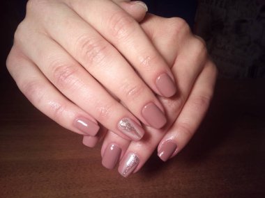 Manikürcü onu mükemmel bir manikürcüye dönüştürdü. Ellerinde cilalı jöle vardı ve müşteri mutluydu.