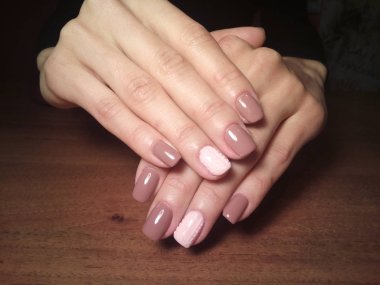 Manikürcü onu mükemmel bir manikürcüye dönüştürdü. Ellerinde cilalı jöle vardı ve müşteri mutluydu.