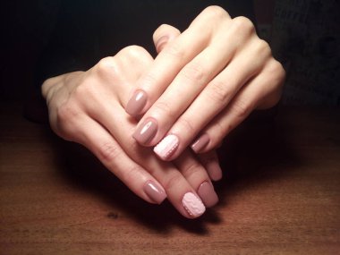 Manikürcü onu mükemmel bir manikürcüye dönüştürdü. Ellerinde cilalı jöle vardı ve müşteri mutluydu.