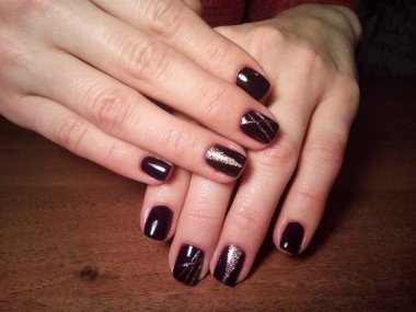 Manikürcü onu mükemmel bir manikürcüye dönüştürdü. Ellerinde cilalı jöle vardı ve müşteri mutluydu.