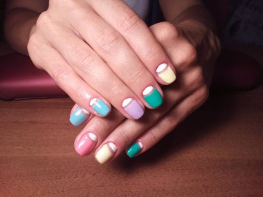 Manikürcü onu mükemmel bir manikürcüye dönüştürdü. Ellerinde cilalı jöle vardı ve müşteri mutluydu.