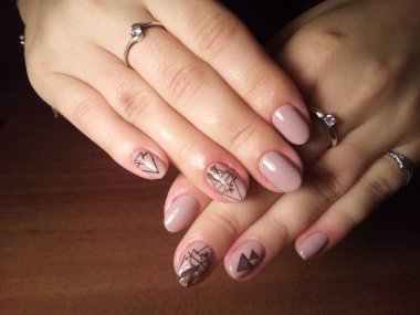 Manikürcü onu mükemmel bir manikürcüye dönüştürdü. Ellerinde cilalı jöle vardı ve müşteri mutluydu.